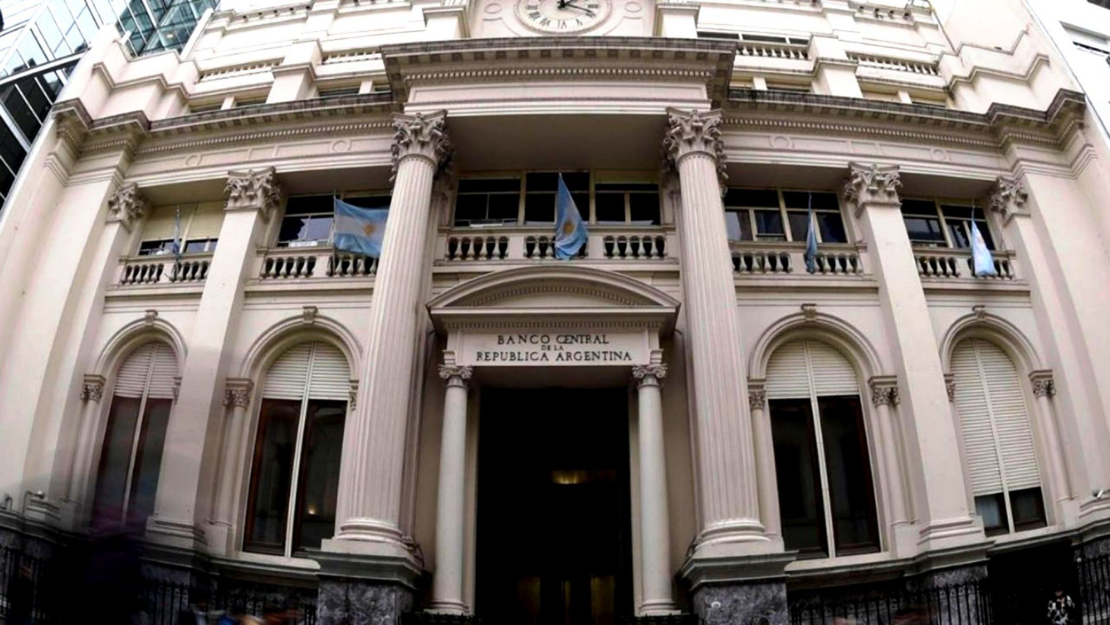 A pesar de la disparada de la inflación, el Banco Central no sube la tasa de plazos fijos